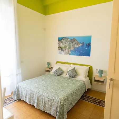 Pensionat Resta Cu'mme Vomero 4*