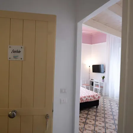 Resta Cu'mme Vomero Guest house 4*