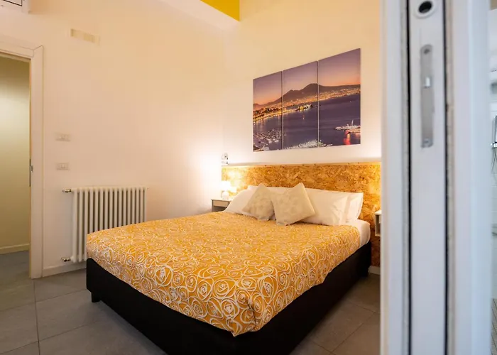 Resta Cu'mme Vomero 게스트하우스 4*