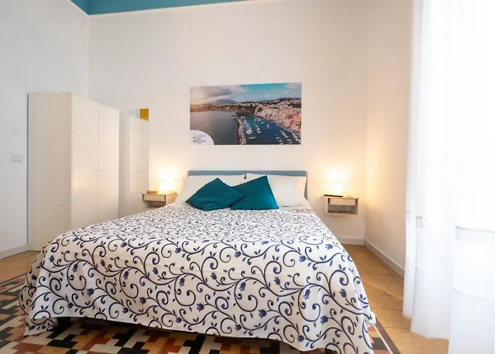 Resta Cu'mme Vomero 게스트하우스 4*